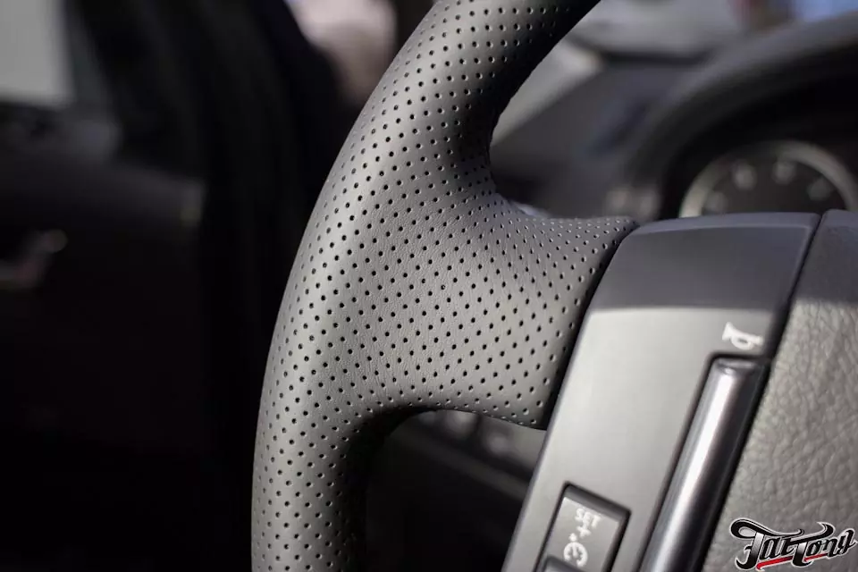 Land Rover Freelander. Установка фирменного подогрева руля и пошив обода руля. Шумоизоляция дверей.